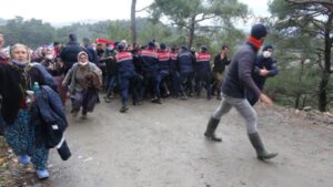 Altın madeni istemeyen köylüler, jandarma barikatını aşıp, iş makinesinin lastiğini