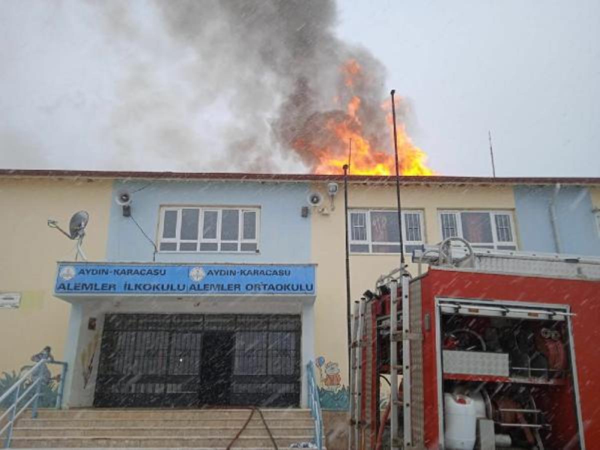 Okulda çatıda çıkan yangın paniğe neden oldu