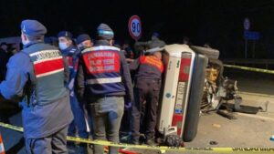 Otomobil TIR’a çarptı; 2 ölü 3 yaralı