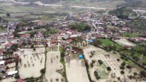 Dere taştı ev ve ahırları su bastı, 15 kişi kurtarıldı