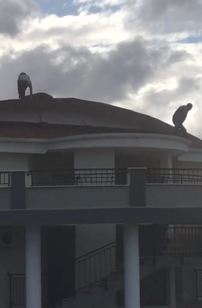 Uyuşturucu operasyonunda çatıdan kaçmak isterken yakalandılar