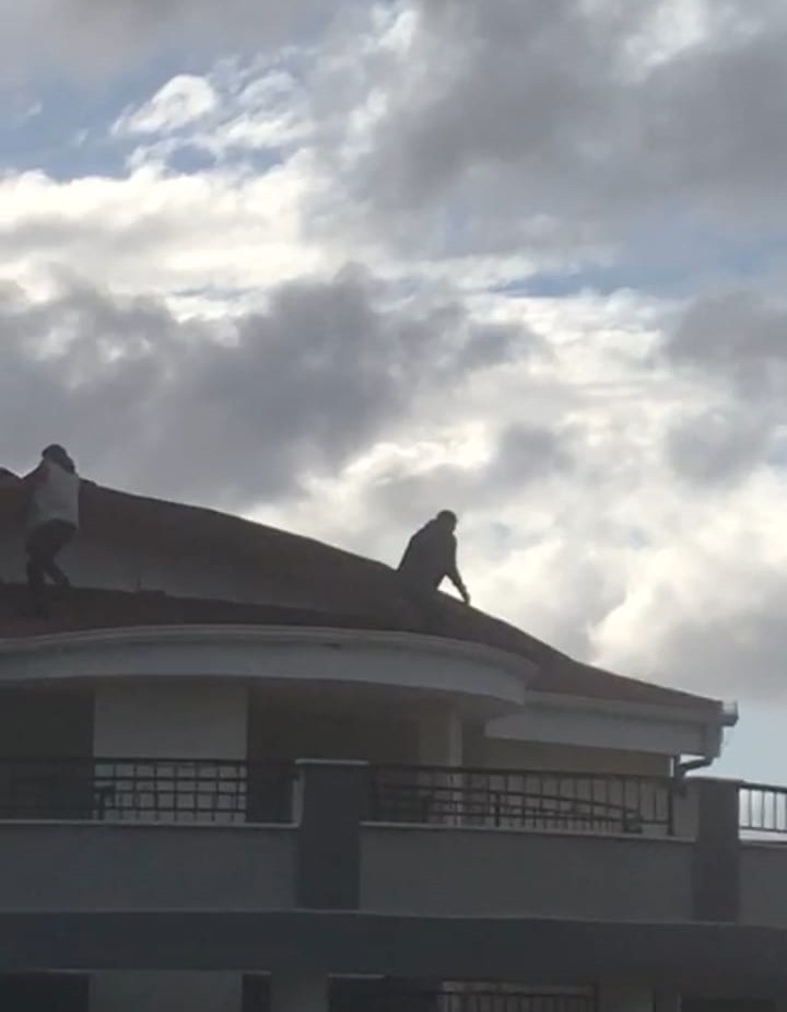 Uyuşturucu operasyonunda çatıdan kaçmak isterken yakalandılar