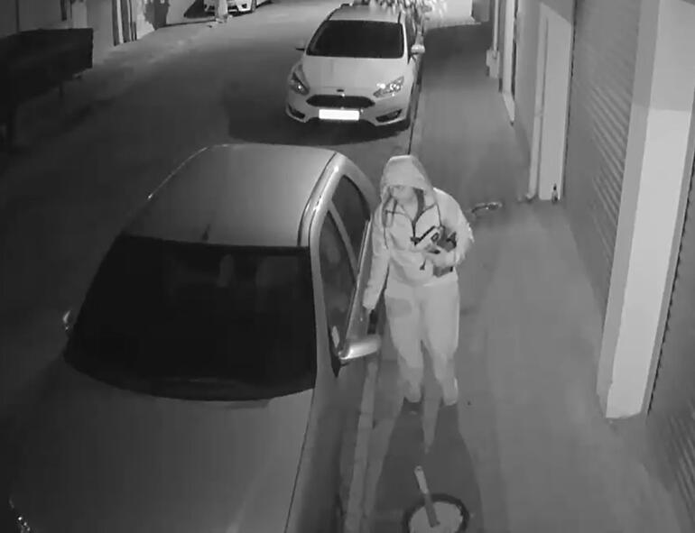 3 dakika 10 saniyede otomobilin teybini çaldı