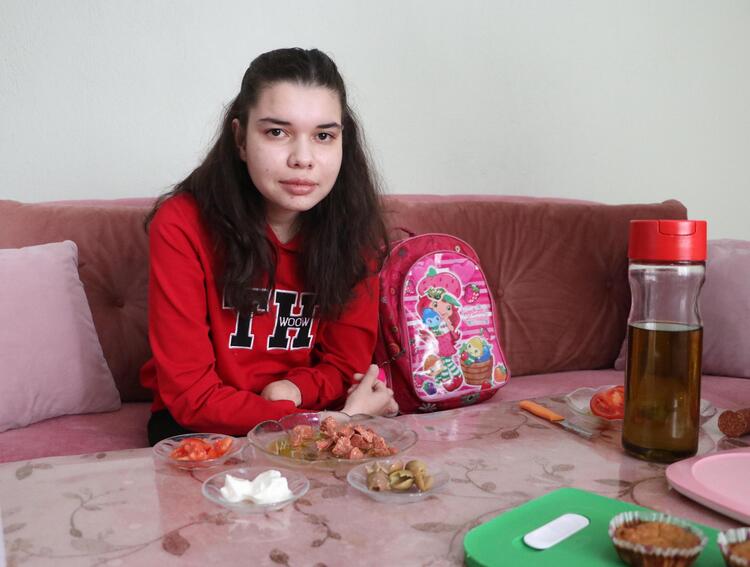 14 yıl önce ikizi ile oynarken başından vurulan Kübra, hayata sarıldı