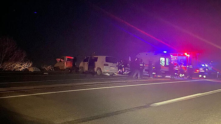 Kamyonet ile minibüs çarpıştı: 1 ölü, 3 yaralı
