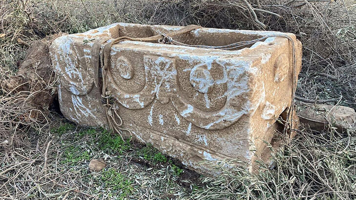 İzmir'de ahırda Efes tipi lahit ele geçirildi: 2 gözaltı