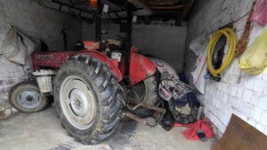 Traktörle duvar arasına sıkışıp öldü