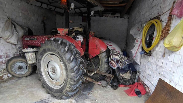Traktörle duvar arasına sıkışıp öldü