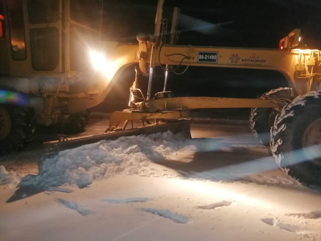 Aydın BŞB ekipleri 9 ilçede karla mücadele ediyor