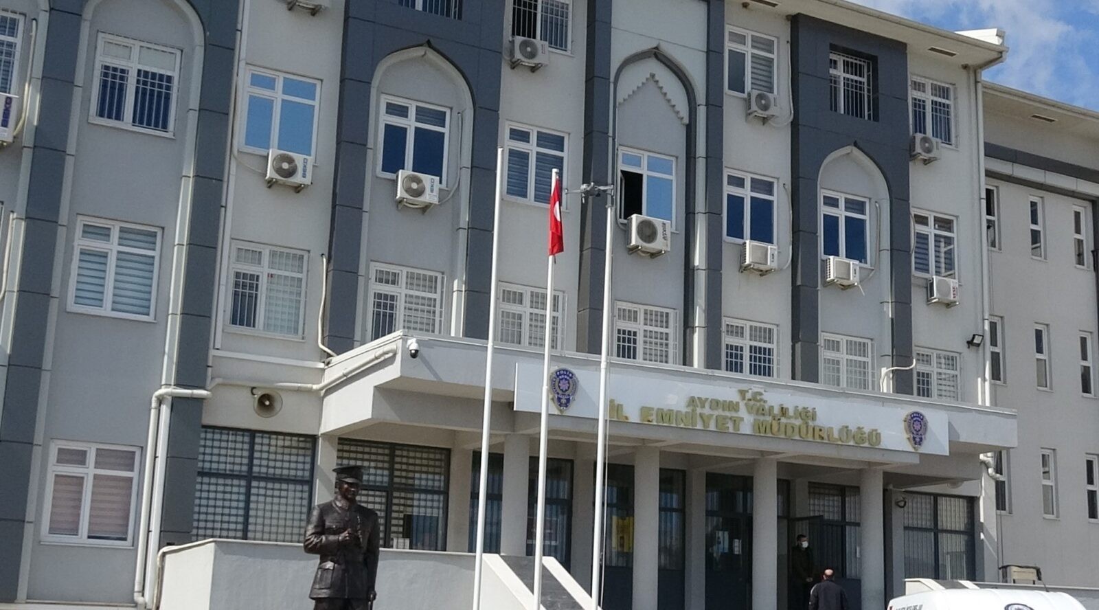 AYDIN'da nevruz etkinliğinde öncesi terör örgütü PKK/KCK propagandası yaptıkları öne sürülen 7 kişi polis ekiplerinin yaptığı operasyonla gözaltına alındı. Aydın İl Emniyet Müdürlüğü Terörle Mücadele Şube Müdürlüğü ekipleri, kent merkezindeki nevruz etkinliğinin başlangıcı ve bitişine yönelik görüntülerin incelenmesi sonucu terör örgütü PKK/KCK propagandası yapanları tespit etti. Görüntüleri izleyen polis ekipleri, propaganda yapan 7 şüpheliyi gözaltına aldı. Emniyet Müdürlüğüne götürülen şüphelilerin ifadesi sürüyor.