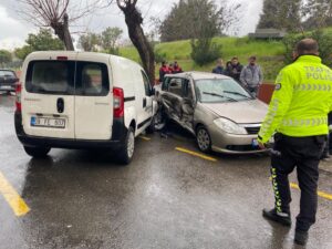 Hafif ticari araç otomobile çarptı: 1 ölü 2 yaralı