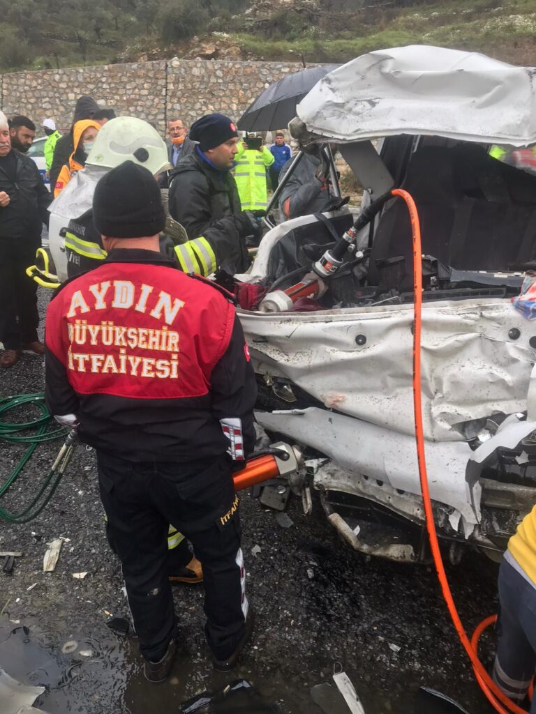 İki kamyonet çarpıştı 1’i ağır 3 yaralı