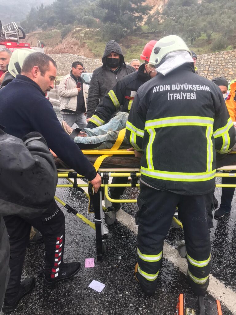 İki kamyonet çarpıştı 1’i ağır 3 yaralı