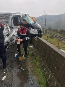 İki kamyonet çarpıştı 1’i ağır 3 yaralı