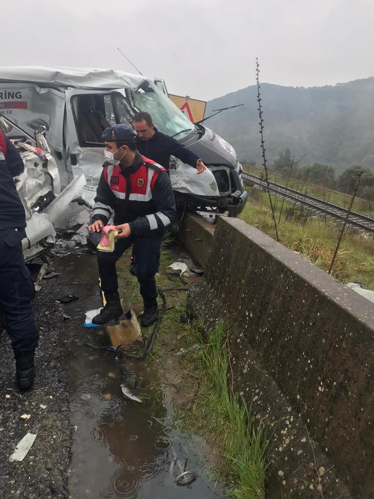 İki kamyonet çarpıştı 1’i ağır 3 yaralı