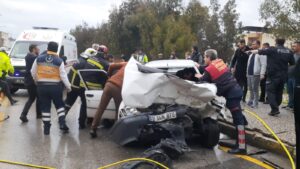 Söke’de 3 otomobilin çarpıştı; 3 yaralı