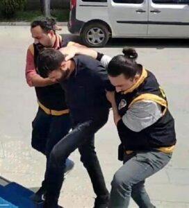 Ev arkadaşını çekiçle öldürdü