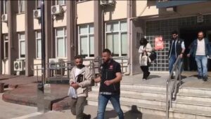 Otomobilde yarım kilo uyuşturucuya; 2 tutuklama