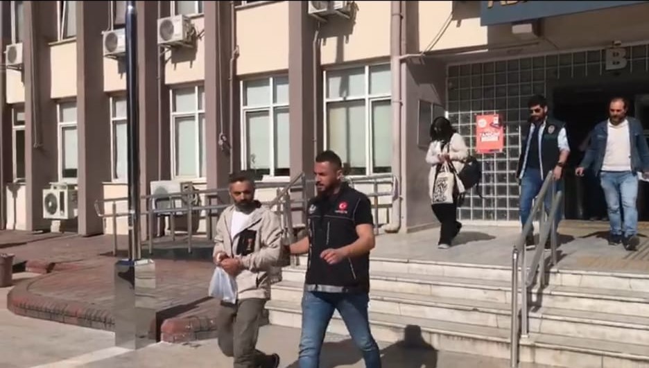 Otomobilde yarım kilo uyuşturucuya; 2 tutuklama