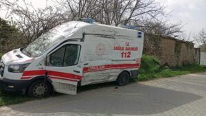 Ambulansla kamyonet çarpıştı, sürücüsü yaralandı