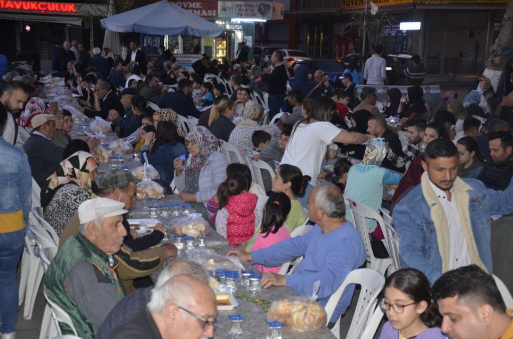 AK Parti’nin İncirliova iftar programına yoğun ilgi