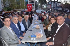 AK Parti’nin İncirliova iftar programına yoğun ilgi