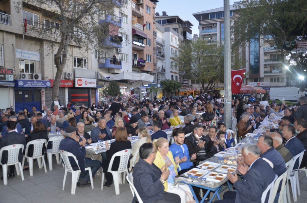 AK Parti’nin İncirliova iftar programına yoğun ilgi