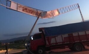 Kamyonet direğe çarptı; 2 yaralı