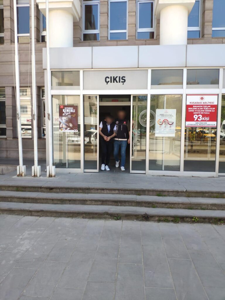 Oturduğu koltuğun altından 1 kilo kokain çıkan sürücü tutuklandı