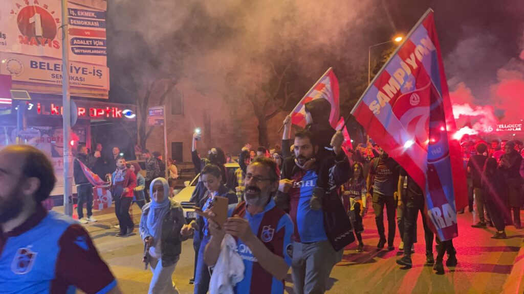 Trabzonsporlular Kent Meydanı’nda büyük coşku yaşadı