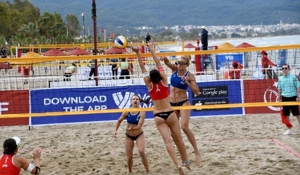 Kuşadası'nda plaj voleybolu heyecanı başladı