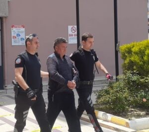 Boşanma aşamasındaki eşini sırtından vurarak öldüren koca tutuklandı