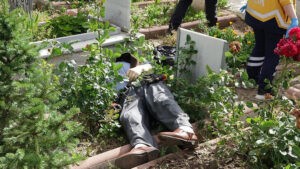 Ziyarete gittiği mezarlıkta kalp krizinden öldü