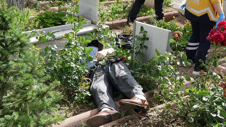 Ziyarete gittiği mezarlıkta kalp krizinden öldü