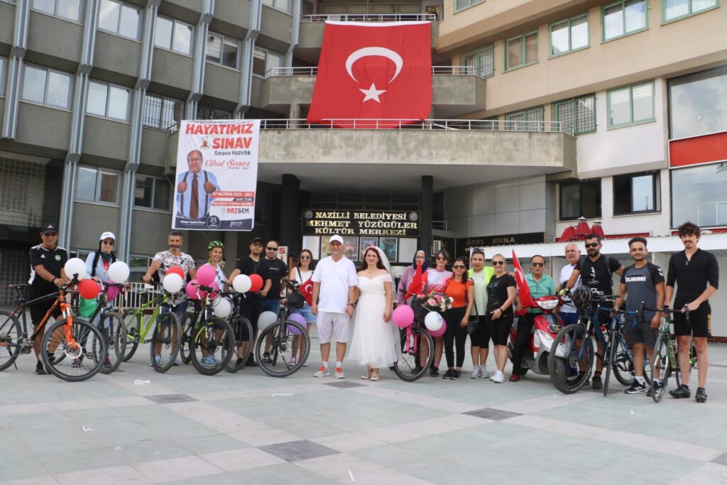 Bisiklet tutkunu çift bisikletle düğün konvoyu yaptı