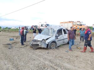 Hafif Ticari araç tarlaya yuvarlandı: 1 ölü 1 yaralı