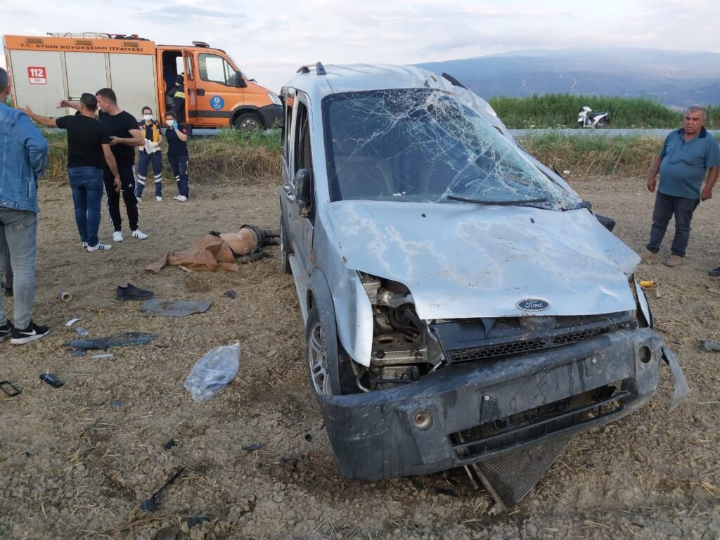 Hafif Ticari araç tarlaya yuvarlandı: 1 ölü 1 yaralı