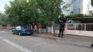 Emekli öğretmen evinde ölü bulundu