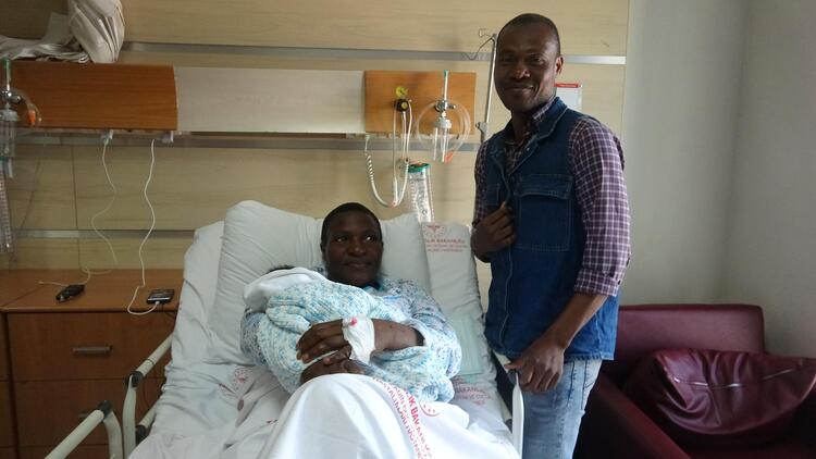 Lastik botta doğum yapan Kamerunlu kadın o anları anlattı