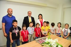 Satranç kursunu başarıyla tamamlayanlara madalya