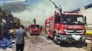 Kâğıt fabrikası geri dönüşüm alanında yangın çıktı