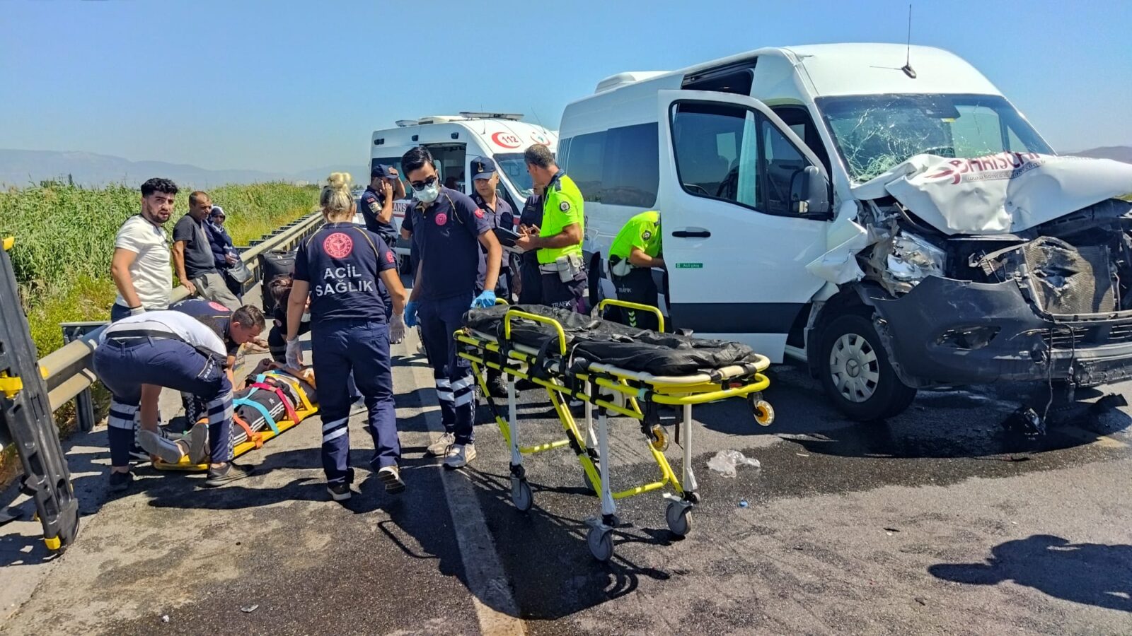 Minibüs kamyonetle çarpıştı: 10 yaralı