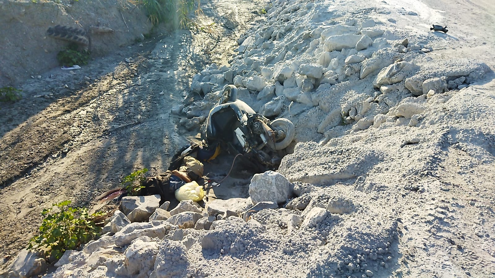Motosiklet şarampole düştü; 1 ölü 1 yaralı