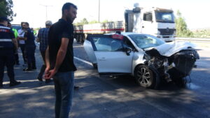 Otomobil TIR’a arkadan çarptı: 1 ölü 2 yaralı