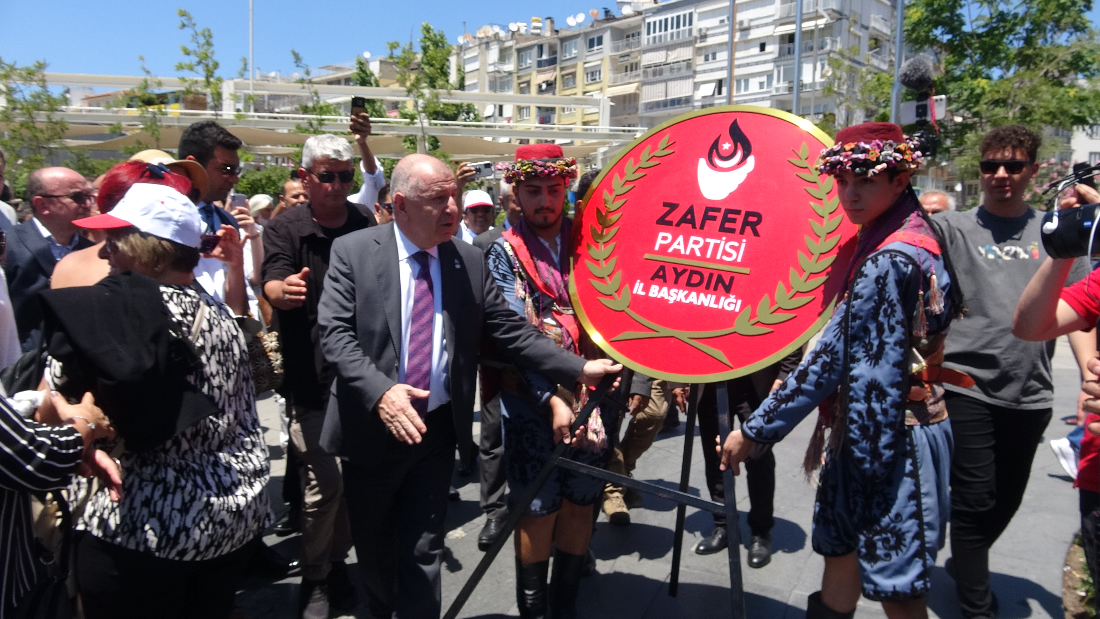 Özdağ; Türkiye Yunan adalarına turizmi durdursun