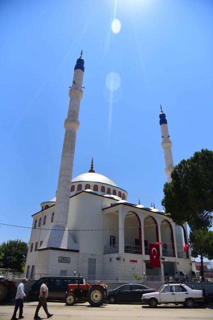 Acarlar’da yaptırılan camii ibadete açıldı