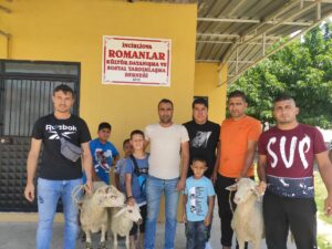 Roman Derneği 3 kurban kesip 40 aileye dağıttı