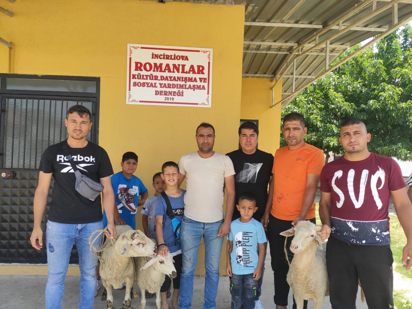 Roman Derneği 3 kurban kesip 40 aileye dağıttı