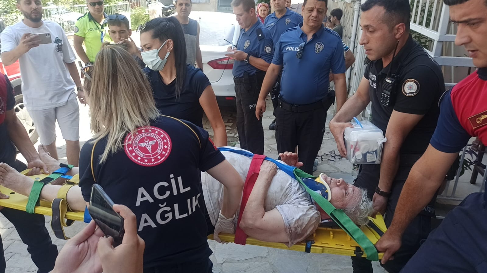 Yangında mutfakta bayılan yaşlı kadını itfaiye kurtardı