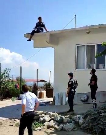 Otoyolun geçtiği evini kurtarmak için kendisini yakmaya kalktı